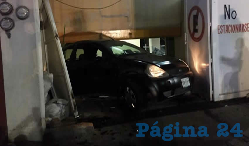 El beodo atropelló a un quinceañero y se estampó contra la entrada de Funerales Carillo