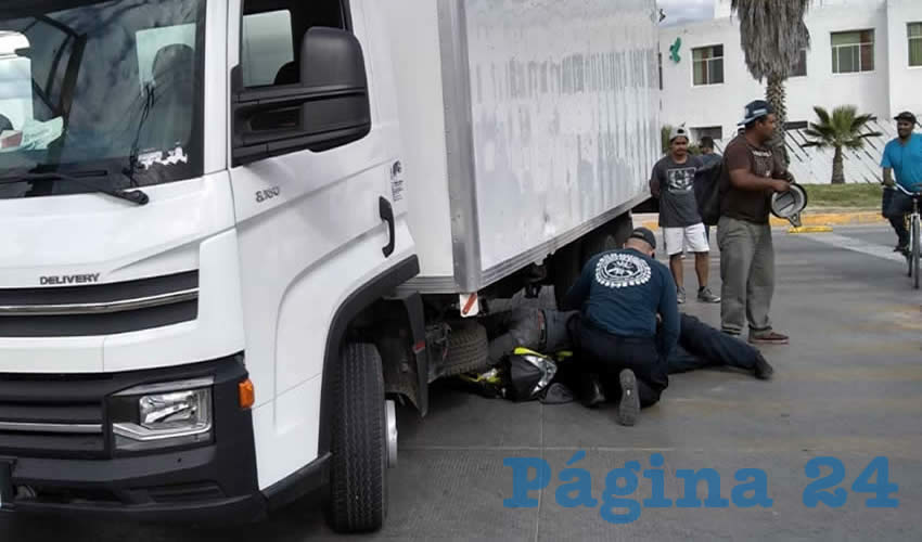 El motociclista y la jaca de acero fueron arrastrados varios metros por el pesado cami&oacute;n 