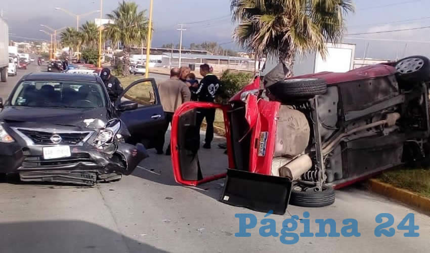 El aparatoso percance se registró frente al fraccionamiento Montebello de la Stanza, provocando únicamente daños materiales