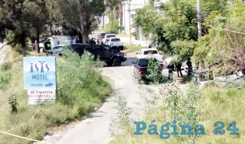 También incautaron nueve rifles AR-15, dos armas cortas, 42 cargadores para AR-15, mil 140 cartuchos calibre .223, 20 chalecos tácticos, grilletes, aros aprehensores, cadenas, navajas, pinzas para cortar cables, y un bate. De igual manera se encontraron seis vehículos de modelo reciente, ninguno con reporte de robo/Foto: Especial