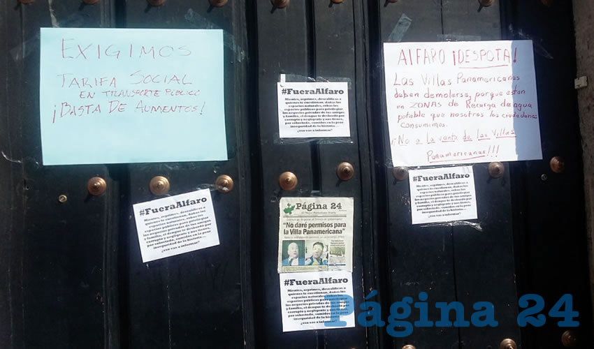 Integrantes de la Asamblea Popular y Solidaria “Ayotzinapa somos Todos” se manifestaron por su precaria labor al frente del estado. Con pancartas y periódicos que pegaron en la puerta de la entrada principal del Poder Legislativo, criticaron la actitud de Enrique Alfaro, quien se niega a aceptar y resolver los problemas por los que atraviesa el estado/Fotos: Francisco Tapia