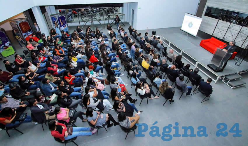 Se hizo entrega de reconocimientos especiales a docentes de la carrera que han contribuido de forma importante en la formación profesional de los estudiantes