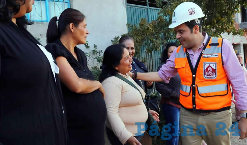 Comprometido con mejorar la calidad de vida de los habitantes de la Joya de la Corona, el alcalde capitalino Ulises Mejía Haro dio arranque a las obras de pavimentación de la calle Santa Ana, en la colonia Peñas de la Virgen, con una inversión de 537 mil pesos para beneficiar a más de 50 familias de este polígono de la ciudad