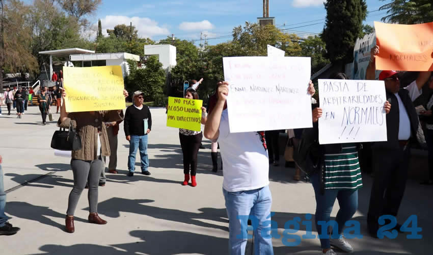 Manifestaci&oacute;n de maestros en el IEA (Foto: Eddylberto Lu&eacute;vano Santill&aacute;n)