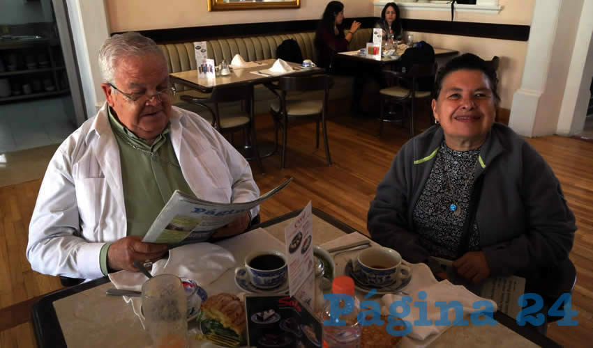 En Sanborns Francia desayunaron Jos&eacute; Mar&iacute;a de la Torre Mart&iacute;n, obispo de la di&oacute;cesis de Aguascalientes; y Mar&iacute;a de Lourdes Fern&aacute;ndez Mart&iacute;n