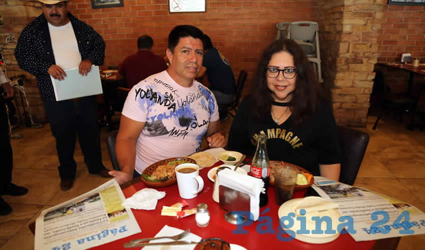En el restaurante Las Antorchas compartieron el pan y la sal Alberto Rodr&iacute;guez Hern&aacute;ndez y Ruth R&iacute;os Ram&iacute;rez