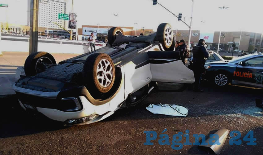 La vagoneta Renault Captur, tras ser colisionada, termin&oacute; sobre su toldo