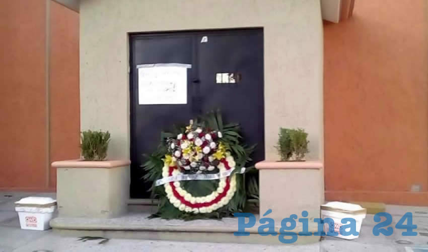 En la puerta principal del sal&oacute;n de eventos Villa Bonita, dejaron el texto y los objetos dirigidos a Juan Muro D&iacute;az