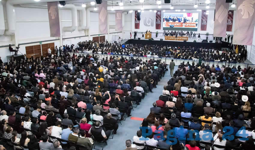 El rector Francisco Javier Avelar Gonz&aacute;lez encabez&oacute; las ceremonias de entrega de t&iacute;tulos a mil 436 profesionistas de diversos grados acad&eacute;micos