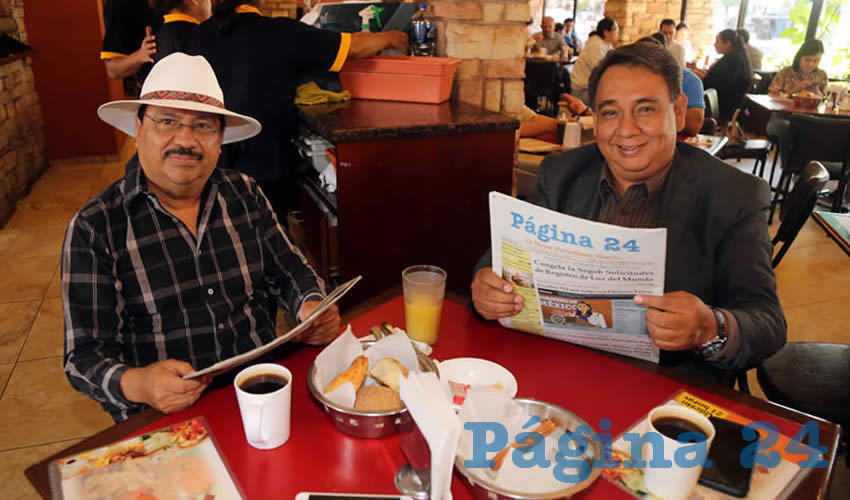 Fernando Alférez Barbosa, secretario de Organización del Movimiento de Regeneración Nacional de Morena; y David Hernández Vallín, compartieron el primer alimento de la mañana en Las Antorchas