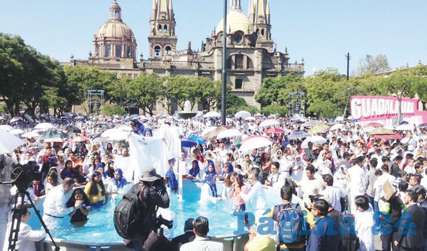 En pleno centro de Guadalajara se reunieron miles de fieles de La Luz del Mundo para atestiguar el momento en que 700 personas eran bautizadas en piscinas instaladas en Plaza de la Liberación/Fotos: Rafael Hernández Guízar