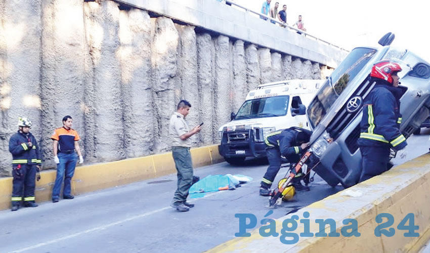 Se desconoce qué ocasionó que el automovilista terminara trepado sobre el muro divisorio central/Foto: Especial