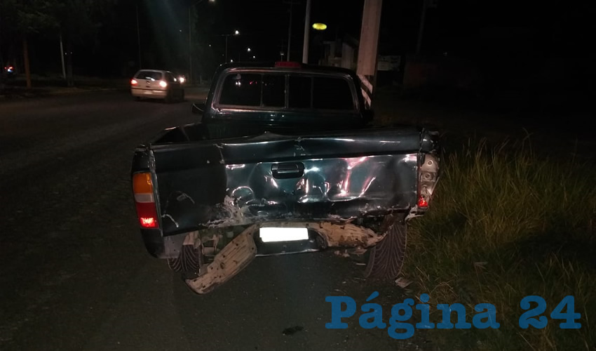 Un automóvil Nissan Tsuru se estampó contra la parte trasera de una camioneta, en la carretera federal 70 poniente