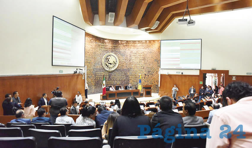 Ayer se aprobó regular el tránsito de camiones de carga en la ZMG, con 19 votos a favor y 17 en contra; destacó el rechazo de legisladores de MC, PRD y Verde a discutir modificaciones. El dictamen no aborda los paraderos seguros, pese a que fue una de las demandas de transportistas a diputados/Fotos: Francisco Tapia