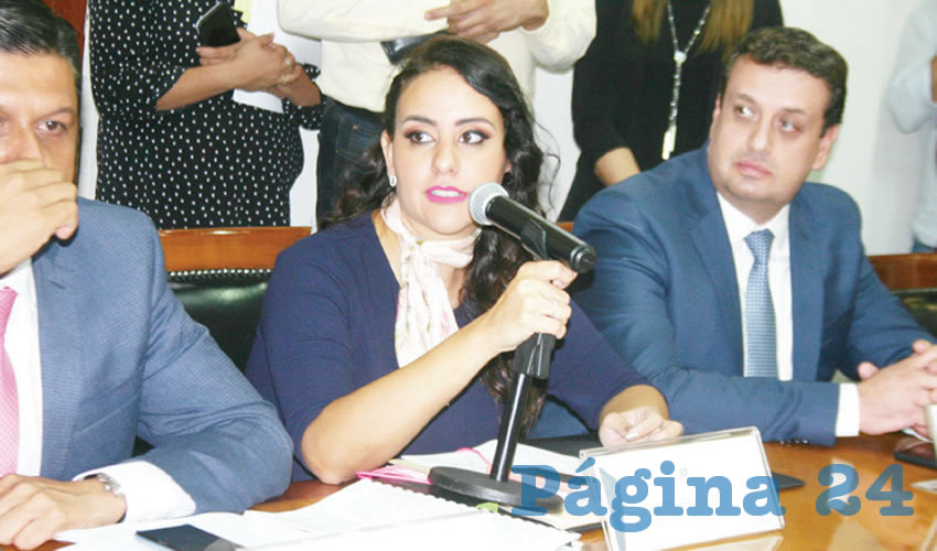 La diputada Mariana Fernández explicó que lo de la opacidad en el gobierno de Alfaro no es sólo con “A Toda Máquina”; también, el proveedor de mochilas y artículos escolares para el respectivo programa está acusado en varios estados del país de vender paquetes “patito”, sin que preocupe a las autoridades/Foto: Archivo Página 24