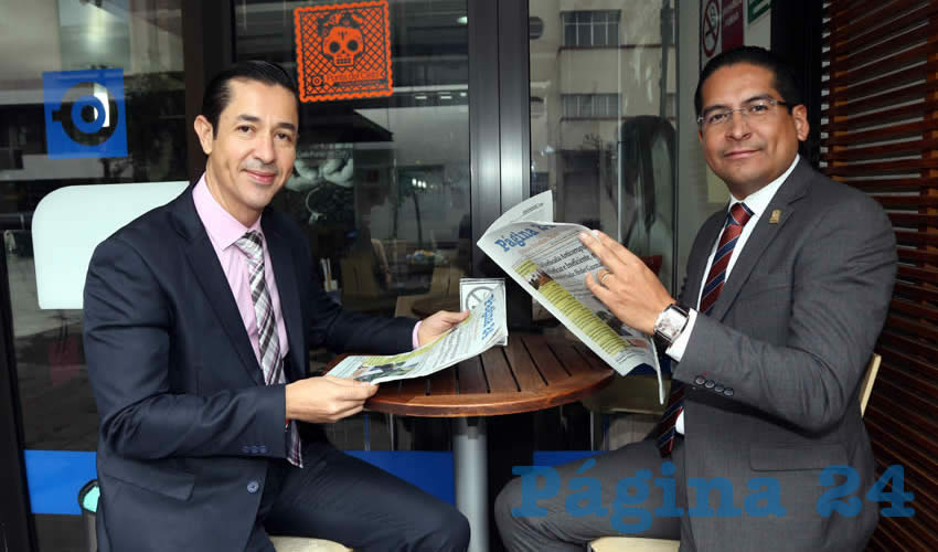 En Café Punta del Cielo departieron Luis Fernando Landeros Ortiz, consejero presidente del IEE; y Alejandro Serrano Almanza, diputado local