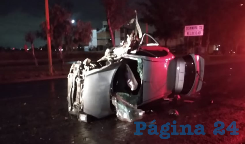El autom&oacute;vil Nissan March tras el choque-volcadura en Avenida Aguascalientes sur