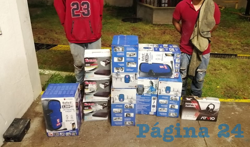 Los dos rateros y el botín que extrajeron de la tienda de autoservicio
