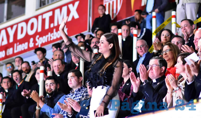 En el evento, que se llev&oacute; a cabo en el Estadio Victoria, la alcaldesa dio la bienvenida a los deportistas de las m&aacute;s de 60 delegaciones de diferentes estados de la Rep&uacute;blica