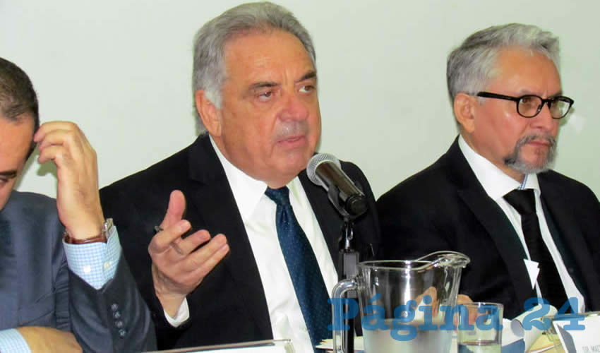 “No importa que sean muchos días, exhalaciones, ni escándalo social, ni réplica, estamos investigando más, encontrando más fosas, lo que permitirá abrir carpetas de investigación y encontrar culpables”, dijo Macedonio Tamez durante el último día de glosa de gobierno en El Congreso/Foto: Francisco Tapia