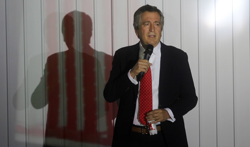Jorge Vergara, empresario dueño del equipo de futbol Chivas y Grupo Omnilife, falleció este viernes a los 64 años de edad presuntamente por sufrir un paro cardiorrespiratorio en la ciudad de Nueva York, versión confirmado por su hijo Amaury Vergara. En la imagen, el empresario durante la presentación de la vestimenta del equipo chivas en el año 2015 (Foto: Fernando Carranza/Archivo/Cuartoscuro)