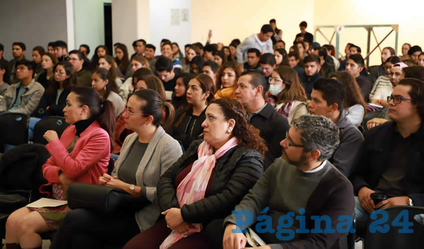 Dentro de las actividades de las Jornadas Académicas, se incluyeron las conferencias de reconocidos diseñadores mexicanos como Andrés Lhima y Carlos Garnier