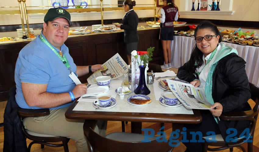 En Sanborns Francia desayunaron Jean Boijseauneau y Violeta Hernández Martínez, quienes nos visitan de la Ciudad de México