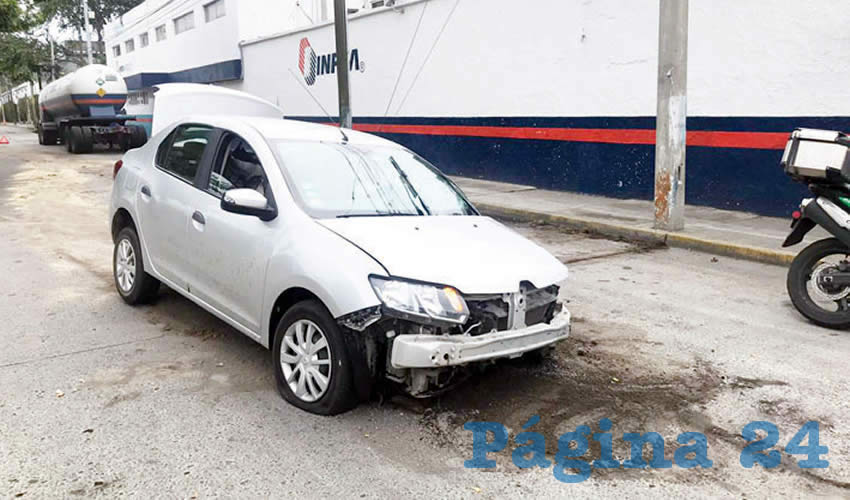 Fue en la avenida González Gallo donde un automotor chocó de lleno contra una pipa estacionada, sin señalética que advirtiera su presencia/Foto: Especial