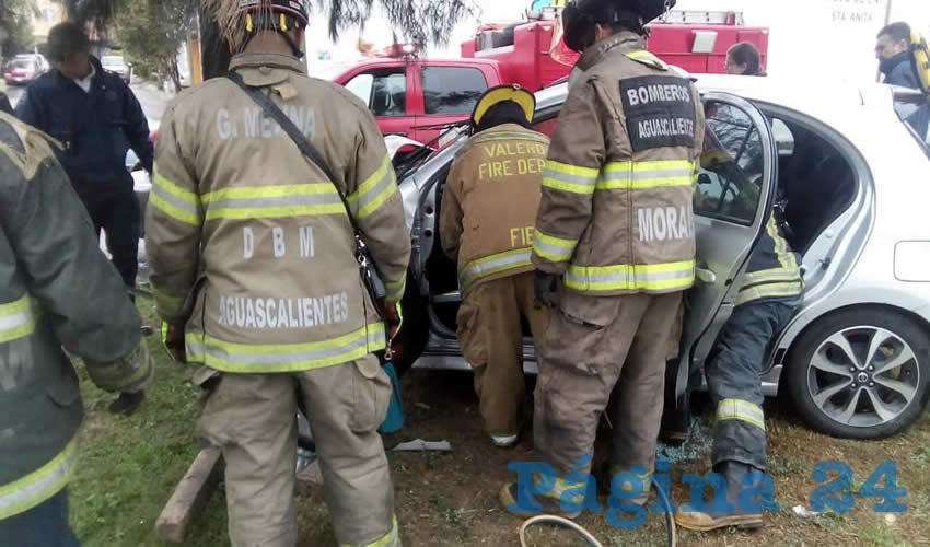 Los rescatistas rescataron a la pareja, la cual había quedo atrapada en el auto, entre fierros y láminas retorcidas