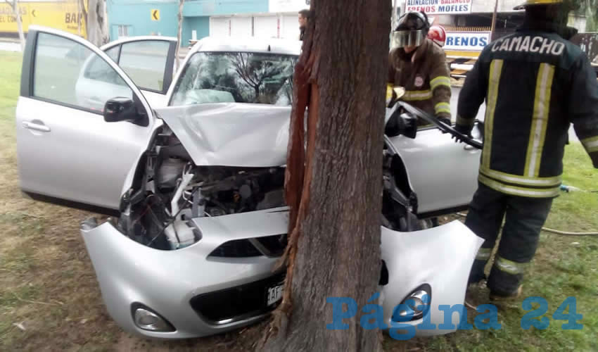 El coche Nissan March colisionó contra el árbol en avenida Aguascalientes oriente, frente al fraccionamiento Municipio Libre