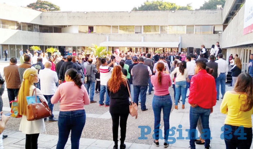 De acuerdo con los inconformes, la falta de pago se debe a la negligencia de funcionarios estatales “y sobre ellos pediremos que se finque la responsabilidad”; amagaron con más plantones en demanda de sus quincenas caídas/Foto: Especial
