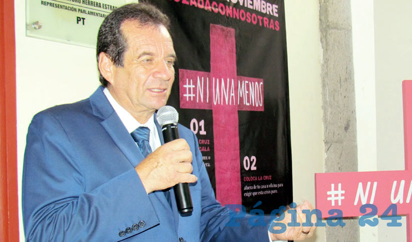 “Debemos unirnos y hacer eco para que ninguna mujer más sea violentada, para que todas aprendan a demandar y vean que la violencia no la debemos de callar. Esta demanda debe ser de todos”, explicó el diputado Óscar Herrera/Foto: Francisco Tapia