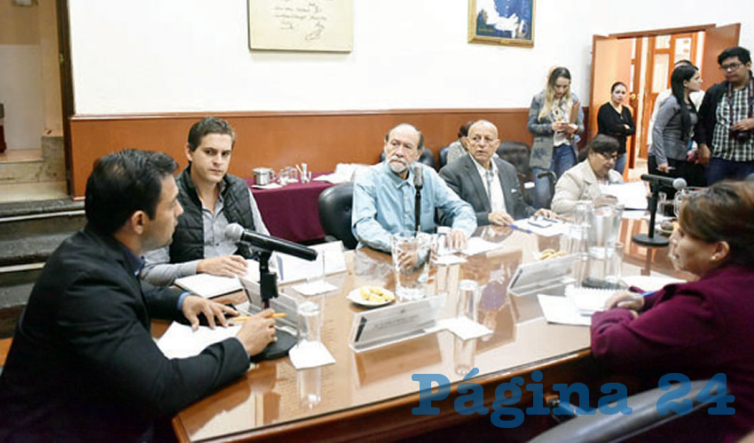 Durante la reunión, integrantes del Centro Jalisciense de Atención al Adulto Mayor, impulsores de la propuesta, refirieron la necesidad porque se otorgue la gratuidad de transporte a este sector de la sociedad, eliminando así programas de Bienevales, pues ni se otorgan a todos y solo dan un descuento parcial del transporte/Foto: Francisco Tapia