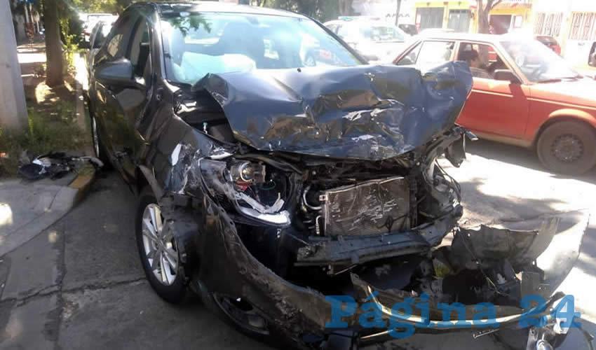 Destrozado de su parte frontal, quedó el auto Chevrolet Aveo que manejaba una mujer, al cerrarle el paso una patrulla de la Policía Ministerial