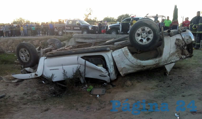 Destrozada y sobre su toldo, concluyó su loca carrera la camioneta Toyota Tacoma, en la carretera federal 25