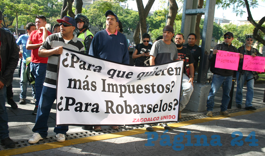 Con pancartas y al grito de “No aumento en el refrendo”, motociclistas rodearon al Poder Legislativo exigiendo a diputados atenderlos, pues consideran una aberración que les pretendan incrementar 400% el pago; sin embargo no hubo acuerdos/Fotos: Francisco Tapia 