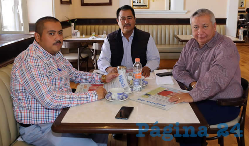 En Sanborns Francia se reunieron Erick García Muñoz, Cézar Pedroza Ortega, presidente municipal de El Llano; y Eduardo Alvarado Parga