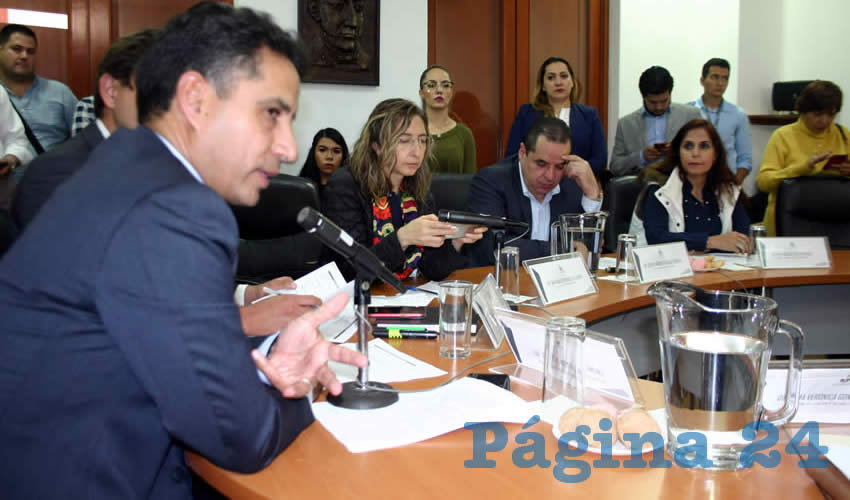 Diputados locales aprobaron en comisiones aumentar a 649 pesos el cobro del refrendo a motociclistas; pero podrán tener descuento de 60% si entregan copia de comprobante de domicilio, licencia de conducir vigente y seguro vehicular de daños a terceros, como medida para regularizarlos/Foto: Francisco Tapia 