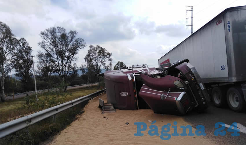 En el camino quedaron regaras 46 toneladas de trigo, que trasportaba el trailero