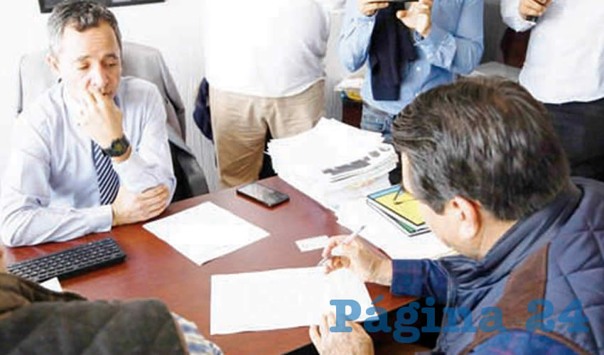 Hugo Rodríguez, delegado estatal de Morena, se presentó ante el Congreso para entregar prueba que sustentan la denuncia contra el secretario de Salud, Fernando Petersen, y la directora de la OPD Servicios de Salud, Consuelo Robles, por la crisis de dengue que padece Jalisco/Foto: Francisco Tapia