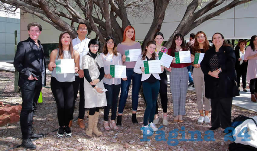 El reconocimiento especial a egresados se otorg&oacute; a aquellos que obtuvieron el mejor promedio acumulado en su carrera
