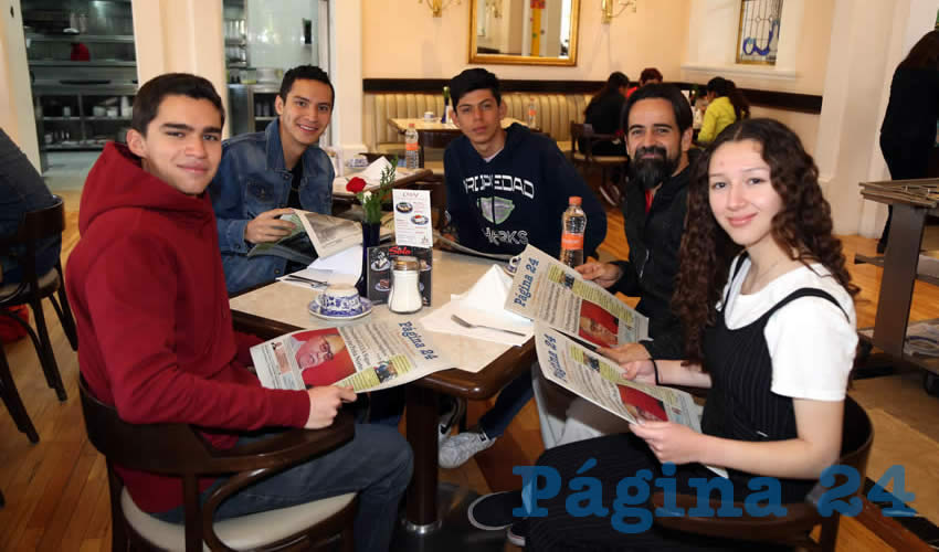 En Sanborns Francia desayunaron Rubén Couto, Rubén Ramos, Santiago Roque, Gabriel Ramírez Pasillas y Paulina Cruz