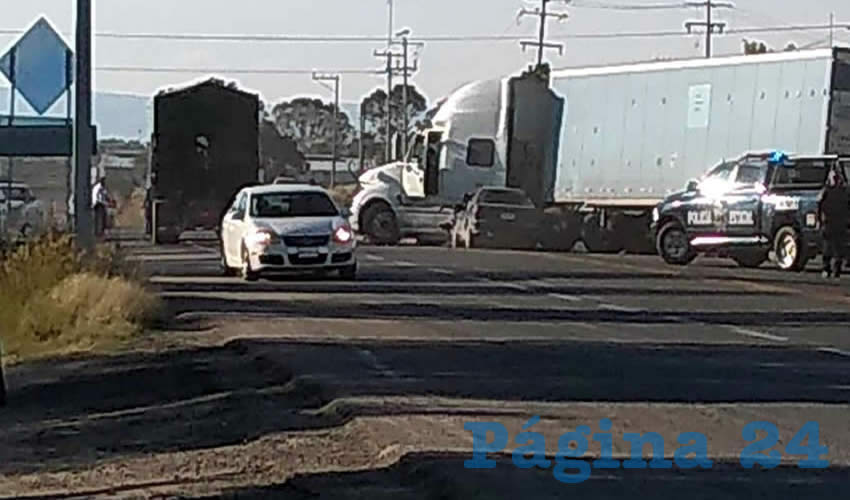 El beodo Agustín González Esquivel estrelló su automóvil contra un tráiler, pero afortunadamente no presentó heridas de gravedad