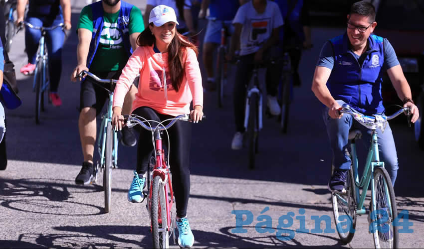 Tere Jim&eacute;nez encabez&oacute; la rodada en bicicleta por diversas calles promoviendo as&iacute; la activaci&oacute;n f&iacute;sica como parte importante para mantener la salud y el bienestar