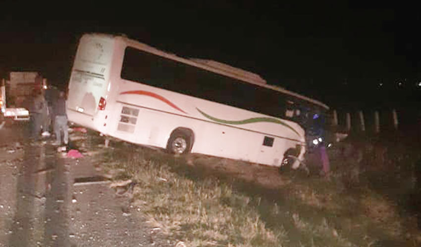Aparatoso percance sufrió camión del Code Jalisco sobre la carretera Lagos-Guadalajara; la unidad transportaba 40 deportistas de la selección Jalisco de Taewondo. Afortunadamente, ninguno de los pasajeros sufrió heridas de gravedad/Foto: Especial