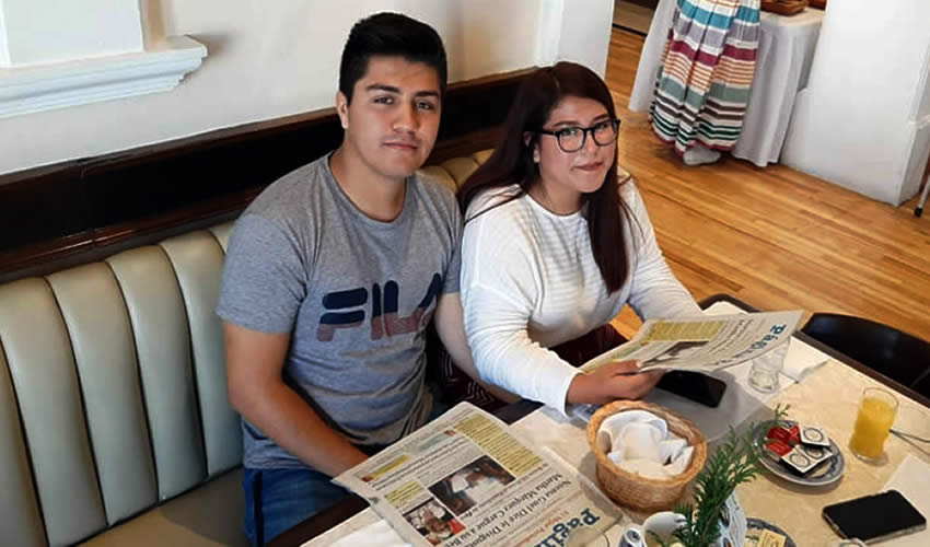 César y Rebeca compartieron el pan y la sal en el restaurante Sanborns