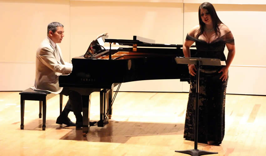 A cargo de la soprano Sheila López y el pianista Luis Herrera Alvarado, presentaron el recital de canto y piano “La Poesía en la Lied y la Canción Mexicana de Manuel M. Ponce”, y se llevó a cabo en el auditorio del Museo de Arte Abstracto “Manuel Felguérez” (Foto: Rocío Castro Alvarado)