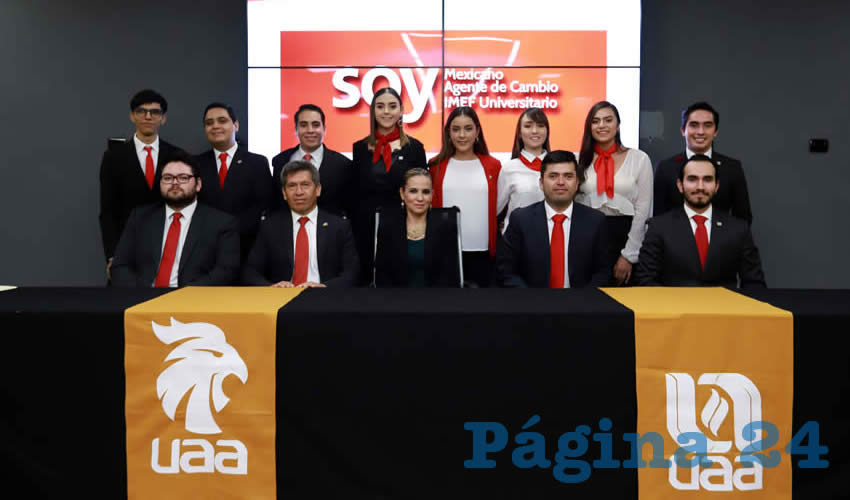 El presidente de la mesa directiva del IMEF Universitario UAA, realiz&oacute; la entrega de reconocimientos a quienes pertenecieron a su red de colaboradores en este periodo