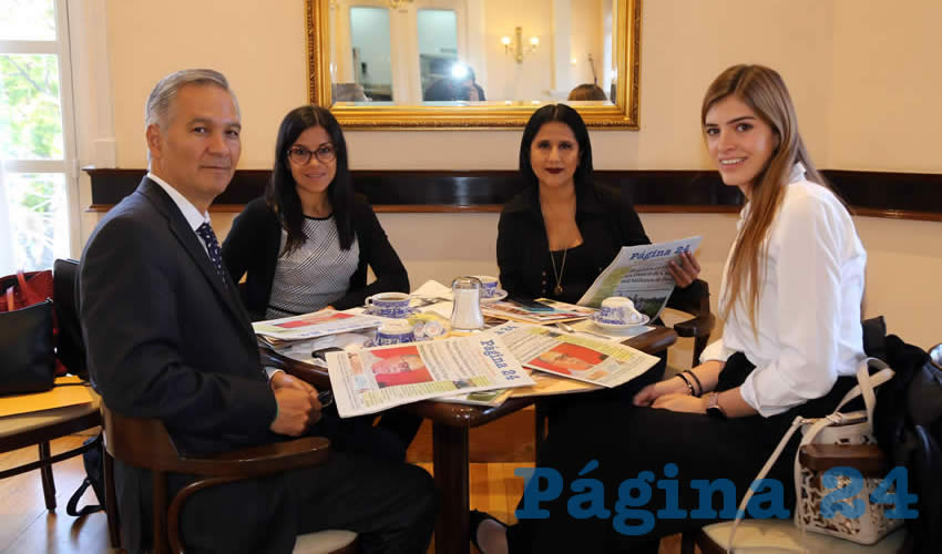 En Sanborns Francia desayunaron Ricardo Antonio Bucio Mújica, secretario ejecutivo del Sistema Nacional de Protección Integral de Niñas, Niños y Adolescentes (SIPINNA); Karen Ruiz Flores; Adriana Jurado Valadez, secretaria ejecutiva de (SIPINNA) Aguascalientes; y Ana Carolina García Gómez