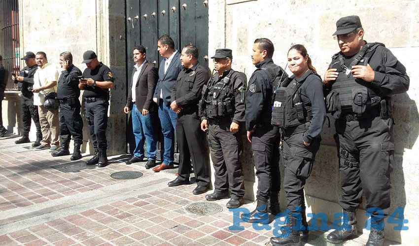 Al principio de la protesta algunos manifestantes pretendieron entrar al recinto legislativo, pero fueron recibidos por una muralla humana de policías estatales